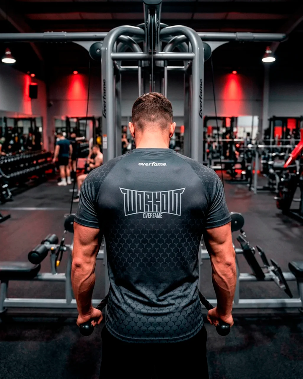 Atleta em academia exibindo uniforme esportivo preto
